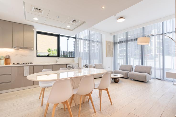 Elegant gestaltetes Wohnzimmer mit moderner Einrichtung in einer Wohnung im Building Tariaq Bedon Esm - ocleyhomes-hostaway - 1521015 in Nad Al Sheba, Dubai