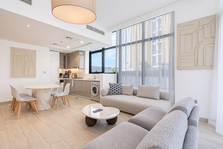 Salle de séjour élégante avec mobilier moderne dans un appartement à Building Tariaq Bedon Esm - ocleyhomes-hostaway - 1521015 à Nad Al Sheba, Dubai