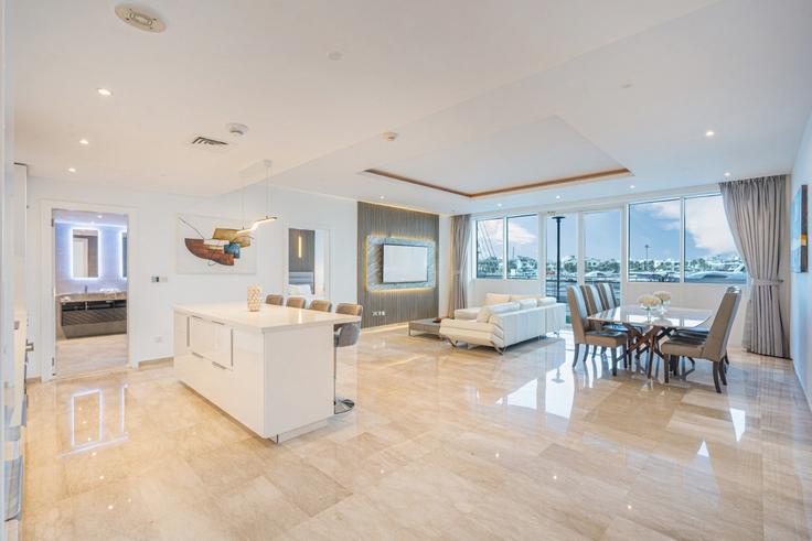 The Palm Jumeirah, Dubai 소재 Building Tariaq Bedon Esm - ocleyhomes-hostaway - 1367403 유닛에 마련된, 현대적인 가구로 꾸며진 우아한 디자인의 거실