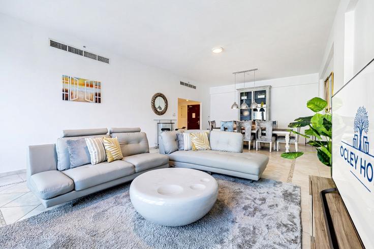 Sala de estar elegantemente projetada com móveis modernos em um apartamento no Building Marina Promenade - ocleyhomes-hostaway - 1047280 - DXB em Dubai Marina, Dubai Sala de estar elegantemente projetada com móveis modernos em um apartamento no Building Marina Promenade - ocleyhomes-hostaway - 1047280 - DXB em Dubai Marina, Dubai