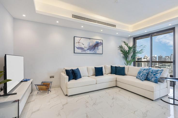Dubai Dubai MarinaのBuilding Tariaq Bedon Esm - ocleyhomes-hostaway - 1344607のアパートメントにある、モダンな家具を備えたエレガントなデザインのリビングルーム