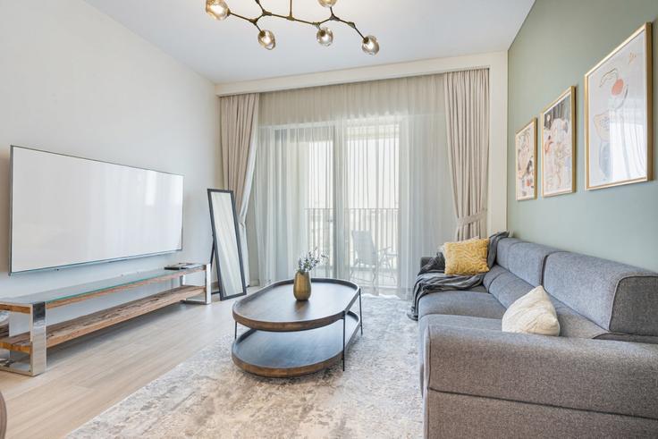 Elegant gestaltetes Wohnzimmer mit moderner Einrichtung in einer Wohnung im Building Tariaq Bedon Esm - ocleyhomes-hostaway - 1310536 - DXB in Ras Al Khor, Dubai