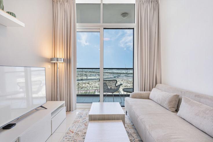 Salle de séjour élégante avec mobilier moderne dans un appartement à Building Tariaq Bedon Esm - ocleyhomes-hostaway - 1240238 - DXB à Dubai, Dubai