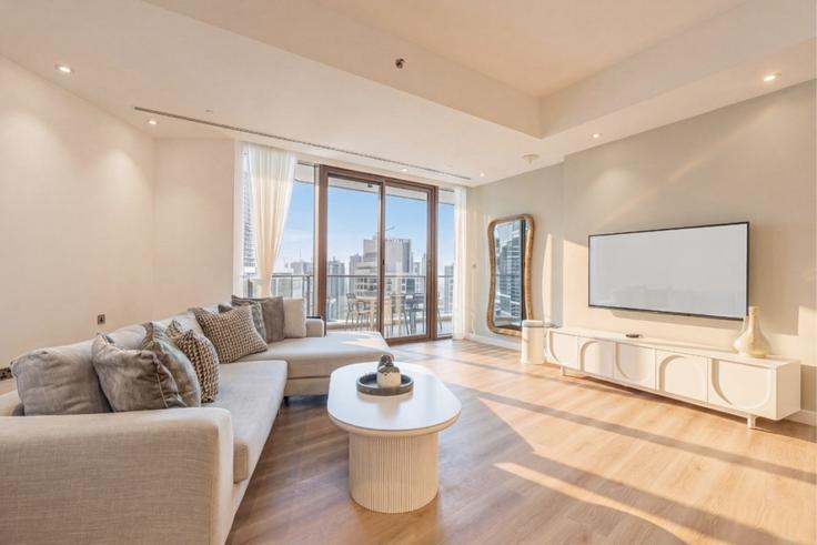 Elegante sala de estar con mobiliario moderno en un apartamento en Building Al Mamsha Street - ocleyhomes-hostaway - 1515266 en Dubai Marina, Dubai