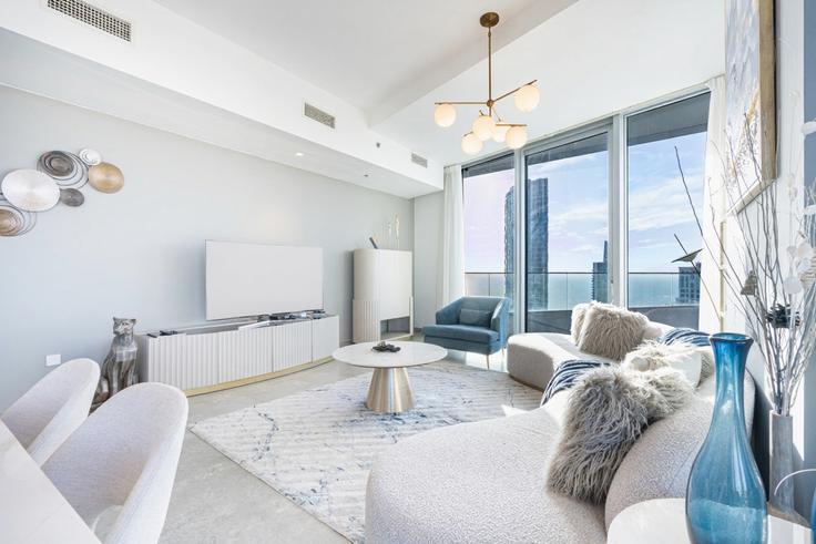 Salle de séjour élégante avec mobilier moderne dans un appartement à Building Jannah Place - ocleyhomes-hostaway - 1047271 - DXB à Dubai Marina, Dubai