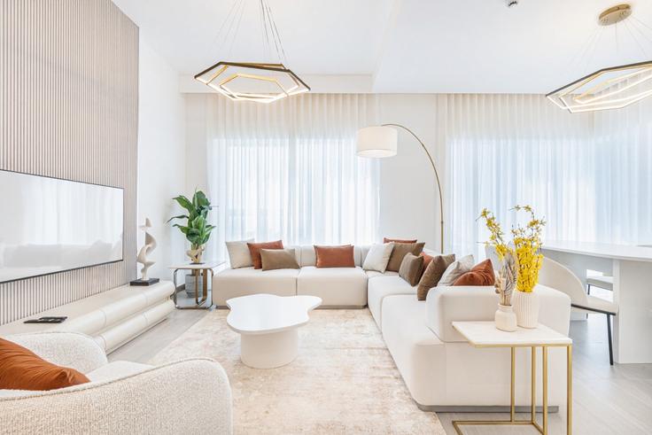 Business Bay, Dubai 소재 Building Marasi Drive - ocleyhomes-hostaway - 1047336 - DXB 유닛에 마련된, 현대적인 가구로 꾸며진 우아한 디자인의 거실