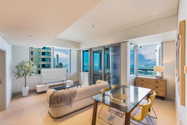 Sala de estar elegantemente projetada com móveis modernos em um apartamento no Building Al Sharta Street - ocleyhomes-hostaway - 1047353 - DXB em Dubai Marina, Dubai