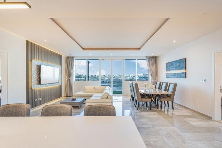 Elegant gestaltetes Wohnzimmer mit moderner Einrichtung in einer Wohnung im Building Tariaq Bedon Esm - ocleyhomes-hostaway - 1367403 in The Palm Jumeirah, Dubai
