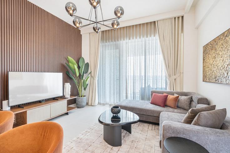 Elegante sala de estar con mobiliario moderno en un apartamento en Building Tariaq Bedon Esm - ocleyhomes-hostaway - 1221347 - DXB en Ras Al Khor, Dubai