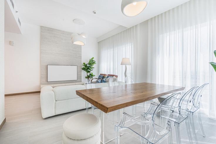 Business Bay, Dubai 소재 Building Marasi Drive - ocleyhomes-hostaway - 1222837 - DXB 유닛에 마련된, 현대적인 가구로 꾸며진 우아한 디자인의 거실