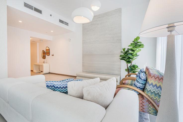 Dubai Business BayのBuilding Marasi Drive - ocleyhomes-hostaway - 1222837 - DXBのアパートメントにある、モダンな家具を備えたエレガントなデザインのリビングルーム