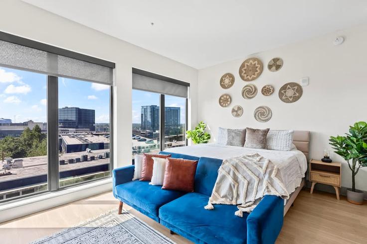 Building Brady Avenue Northwest - officially-keierica-llc - 1343899 adresindeki bir dairede modern mobilyalarla zarif bir şekilde tasarlanmış oturma odası Atlanta, Atlanta Building Brady Avenue Northwest - officially-keierica-llc - 1343899 adresindeki bir dairede modern mobilyalarla zarif bir şekilde tasarlanmış oturma odası Atlanta, Atlanta