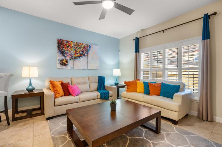 Sala de estar elegantemente projetada com móveis modernos em um apartamento no Building California Palm Road - officialvacationhomes - 1698043 em Four Corners, Four Corners Sala de estar elegantemente projetada com móveis modernos em um apartamento no Building California Palm Road - officialvacationhomes - 1698043 em Four Corners, Four Corners