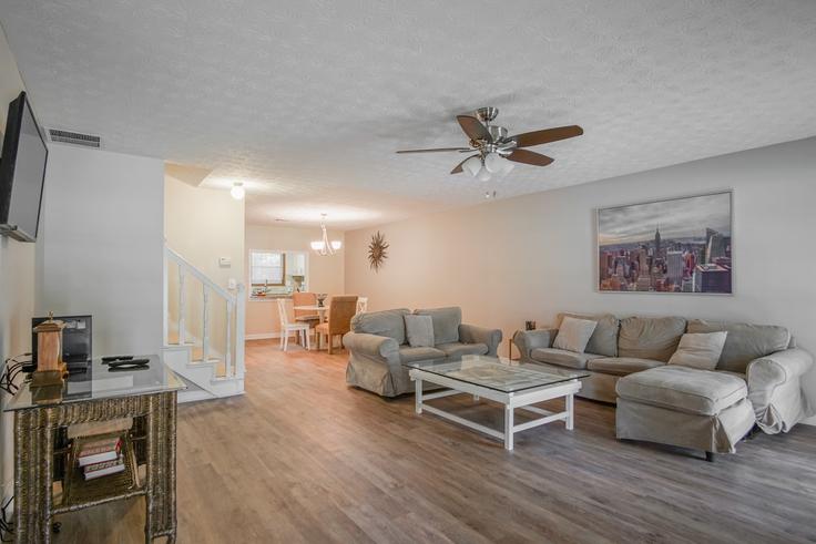 Sala de estar elegantemente projetada com móveis modernos em um apartamento no Building Park Place Northeast - og-llc - 1569982 em Conyers, Conyers