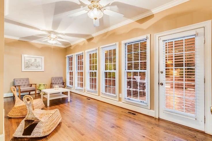 Sala de estar elegantemente projetada com móveis modernos em um apartamento no Building Old Salem Circle Southeast - og-llc - 1569868 em Conyers, Conyers