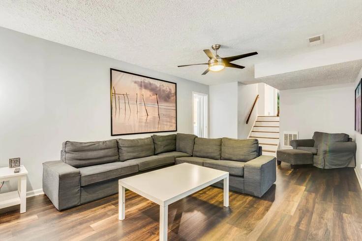 Elegant gestaltetes Wohnzimmer mit moderner Einrichtung in einer Wohnung im Building Bobby Brook Court - og-llc - 1569861 in Stonecrest, Stonecrest