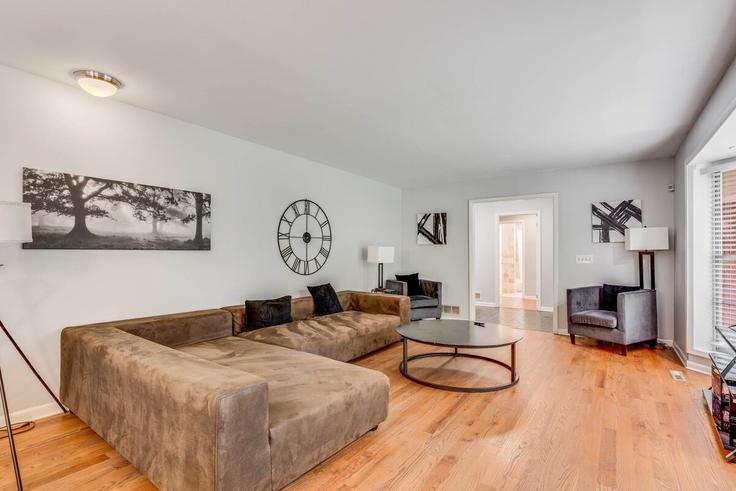 Sala de estar elegantemente projetada com móveis modernos em um apartamento no Building Rockbridge Road Northwest - og-llc - 1569851 em Conyers, Conyers