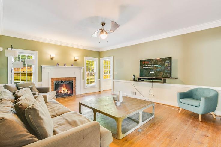 Sala de estar elegantemente projetada com móveis modernos em um apartamento no Building Brittany Court Southeast - og-llc - 1569857 em Conyers, Conyers