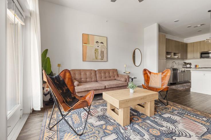 Elegant gestaltetes Wohnzimmer mit moderner Einrichtung in einer Wohnung im Building State Highway 71 - oh-management-usa-llc - 1592204 in Austin, Austin