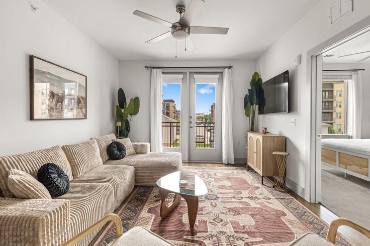Elegant gestaltetes Wohnzimmer mit moderner Einrichtung in einer Wohnung im Building South Interstate 35 Frontage Road - oh-management-usa-llc - 1592216 in Austin, Austin Elegant gestaltetes Wohnzimmer mit moderner Einrichtung in einer Wohnung im Building South Interstate 35 Frontage Road - oh-management-usa-llc - 1592216 in Austin, Austin
