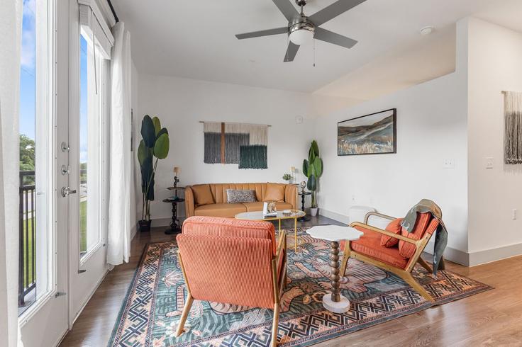 Elegant gestaltetes Wohnzimmer mit moderner Einrichtung in einer Wohnung im Building South Interstate 35 Frontage Road - oh-management-usa-llc - 1592298 in Austin, Austin