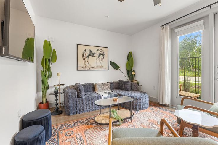 Sala de estar elegantemente projetada com móveis modernos em um apartamento no Building South Interstate 35 Frontage Road - oh-management-usa-llc - 1592228 em Austin, Austin