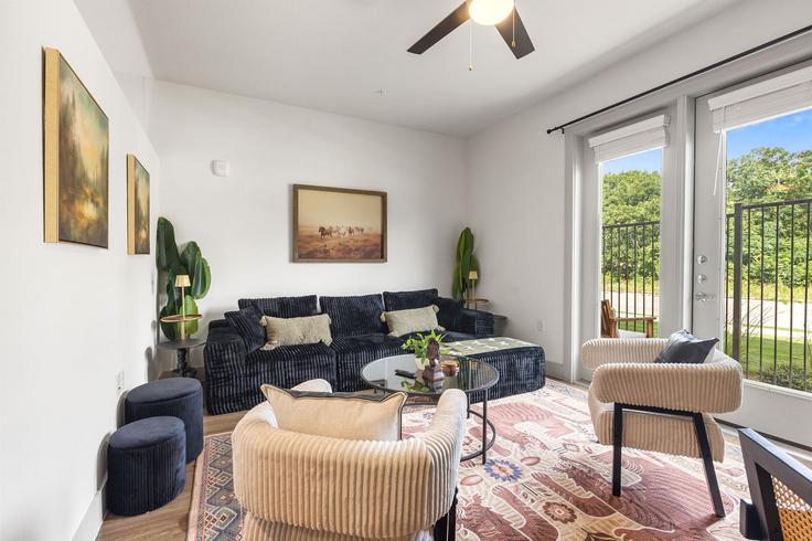 Sala de estar elegantemente projetada com móveis modernos em um apartamento no Building South Interstate 35 Frontage Road - oh-management-usa-llc - 1592202 em Austin, Austin