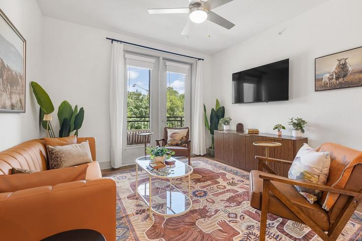Sala de estar elegantemente projetada com móveis modernos em um apartamento no Building South Interstate 35 Frontage Road - oh-management-usa-llc - 1592564 em Austin, Austin
