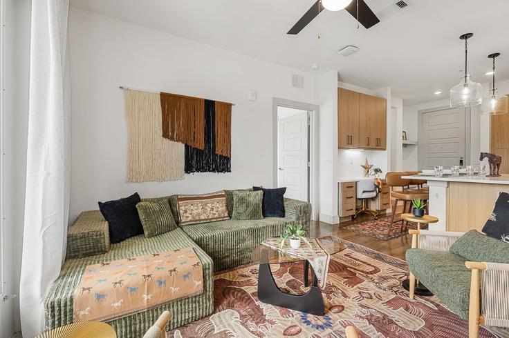 Salle de séjour élégante avec mobilier moderne dans un appartement à Building South Interstate 35 Frontage Road - oh-management-usa-llc - 1592289 à Austin, Austin
