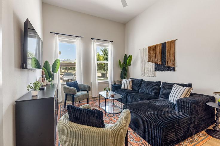 Building James Pitts Drive - oh-management-usa-llc - 1638690 adresindeki bir dairede modern mobilyalarla zarif bir şekilde tasarlanmış oturma odası McKinney, McKinney