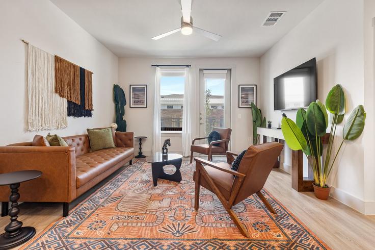 Building James Pitts Drive - oh-management-usa-llc - 1638687 adresindeki bir dairede modern mobilyalarla zarif bir şekilde tasarlanmış oturma odası McKinney, McKinney