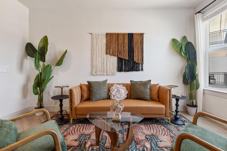 Building James Pitts Drive - oh-management-usa-llc - 1638677 adresindeki bir dairede modern mobilyalarla zarif bir şekilde tasarlanmış oturma odası McKinney, McKinney
