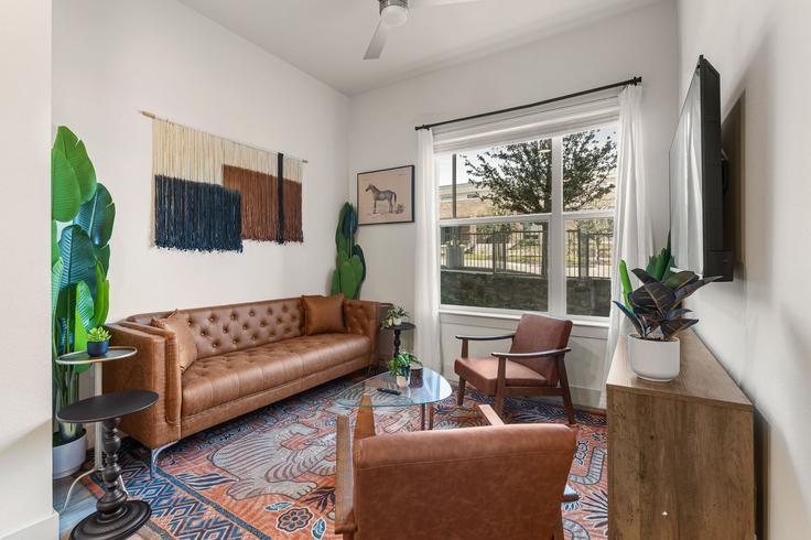 Building James Pitts Drive - oh-management-usa-llc - 1638697 adresindeki bir dairede modern mobilyalarla zarif bir şekilde tasarlanmış oturma odası McKinney, McKinney Building James Pitts Drive - oh-management-usa-llc - 1638697 adresindeki bir dairede modern mobilyalarla zarif bir şekilde tasarlanmış oturma odası McKinney, McKinney