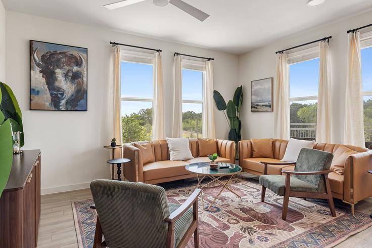 Building James Pitts Drive - oh-management-usa-llc - 1638689 adresindeki bir dairede modern mobilyalarla zarif bir şekilde tasarlanmış oturma odası McKinney, McKinney