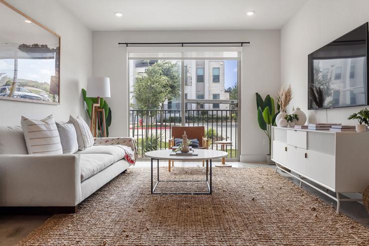Elegant gestaltetes Wohnzimmer mit moderner Einrichtung in einer Wohnung im Building West Slaughter Lane - oh-management-usa-llc - 1638674 in Austin, Austin Elegant gestaltetes Wohnzimmer mit moderner Einrichtung in einer Wohnung im Building West Slaughter Lane - oh-management-usa-llc - 1638674 in Austin, Austin