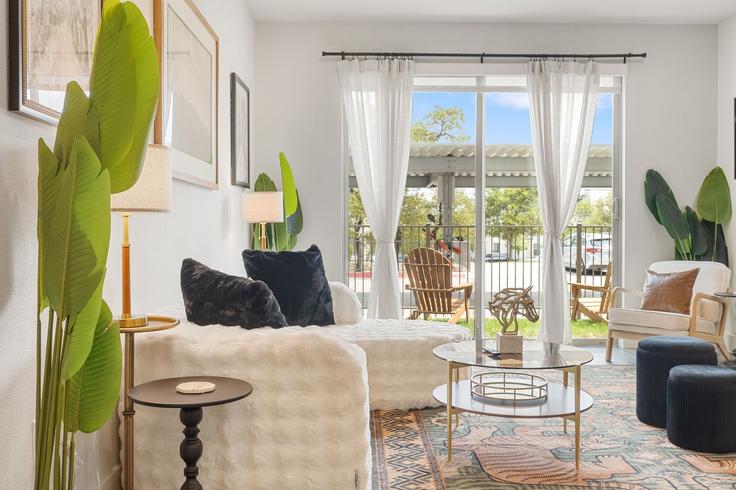 Elegant gestaltetes Wohnzimmer mit moderner Einrichtung in einer Wohnung im Building West Slaughter Lane - oh-management-usa-llc - 1537446 in Austin, Austin