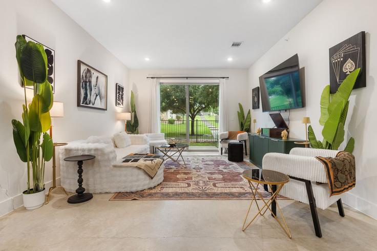 Salle de séjour élégante avec mobilier moderne dans un appartement à Building West Slaughter Lane - oh-management-usa-llc - 1537453 à Austin, Austin