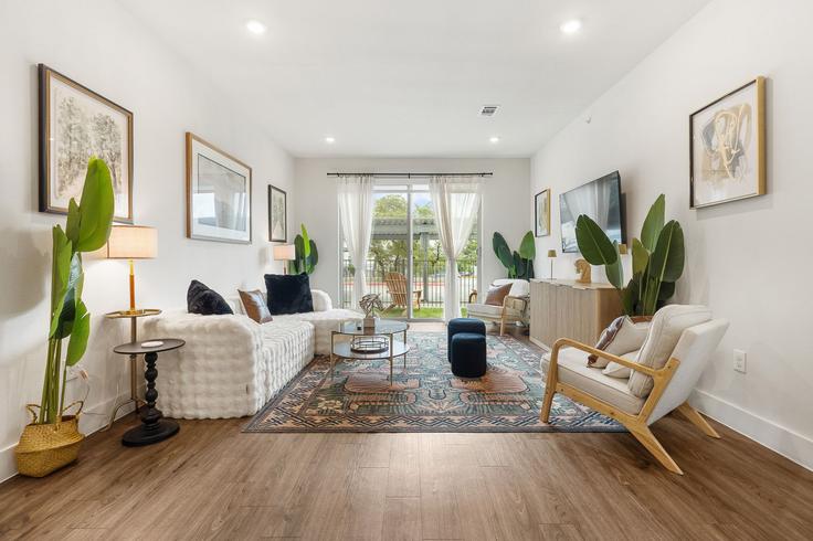 Elegant gestaltetes Wohnzimmer mit moderner Einrichtung in einer Wohnung im Building West Slaughter Lane - oh-management-usa-llc - 1638691 in Austin, Austin Elegant gestaltetes Wohnzimmer mit moderner Einrichtung in einer Wohnung im Building West Slaughter Lane - oh-management-usa-llc - 1638691 in Austin, Austin