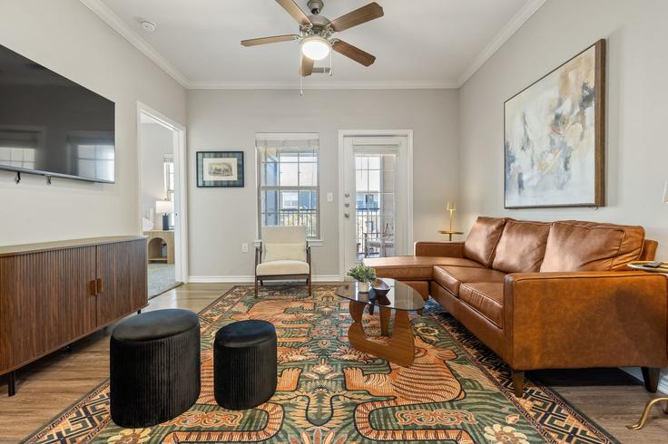 Elegante sala de estar con mobiliario moderno en un apartamento en Building Pecan Springs Road - oh-management-usa-llc - 1638685 en San Antonio, San Antonio