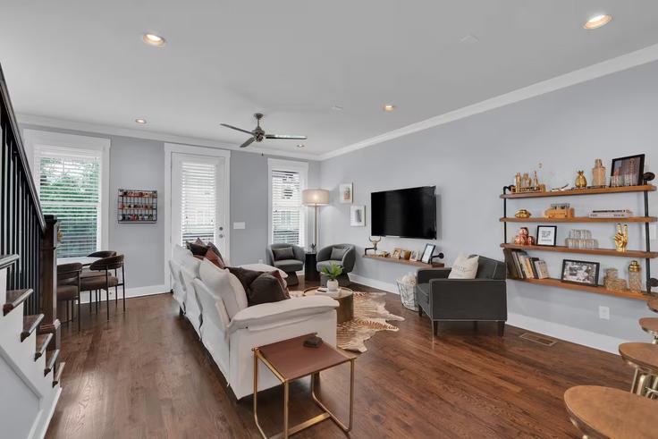 Nashville, Nashville에 위치한 Building Ridley Boulevard - oh-management-usa-llc - 1638680 유닛의 세련된 인테리어가 돋보이는 거실