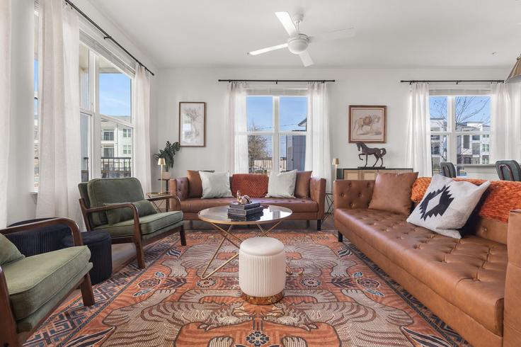 Building Leah Avenue - oh-management-usa-llc - 1499097 adresindeki bir dairede modern mobilyalarla zarif bir şekilde tasarlanmış oturma odası San Marcos, San Marcos Building Leah Avenue - oh-management-usa-llc - 1499097 adresindeki bir dairede modern mobilyalarla zarif bir şekilde tasarlanmış oturma odası San Marcos, San Marcos