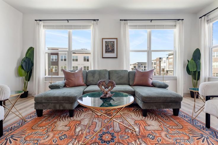 Building Leah Avenue - oh-management-usa-llc - 1499103 adresindeki bir dairede modern mobilyalarla zarif bir şekilde tasarlanmış oturma odası San Marcos, San Marcos Building Leah Avenue - oh-management-usa-llc - 1499103 adresindeki bir dairede modern mobilyalarla zarif bir şekilde tasarlanmış oturma odası San Marcos, San Marcos