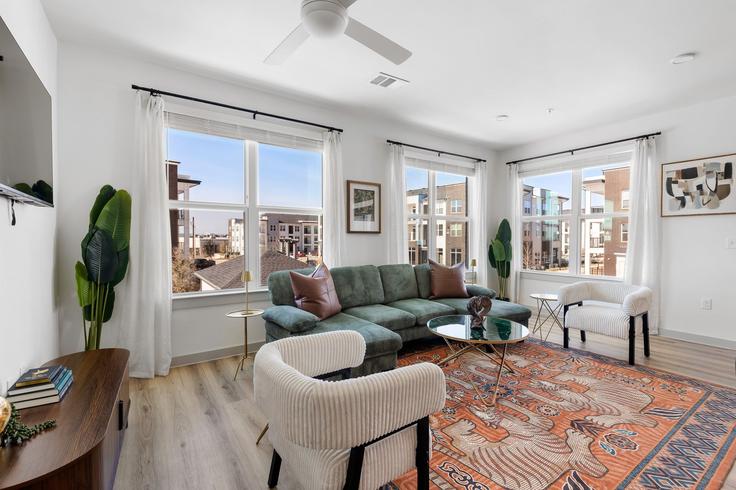 Building Leah Avenue - oh-management-usa-llc - 1499103 adresindeki bir dairede modern mobilyalarla zarif bir şekilde tasarlanmış oturma odası San Marcos, San Marcos Building Leah Avenue - oh-management-usa-llc - 1499103 adresindeki bir dairede modern mobilyalarla zarif bir şekilde tasarlanmış oturma odası San Marcos, San Marcos