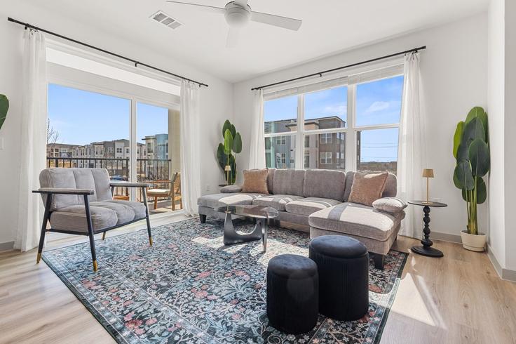 Building Leah Avenue - oh-management-usa-llc - 1499095 adresindeki bir dairede modern mobilyalarla zarif bir şekilde tasarlanmış oturma odası San Marcos, San Marcos Building Leah Avenue - oh-management-usa-llc - 1499095 adresindeki bir dairede modern mobilyalarla zarif bir şekilde tasarlanmış oturma odası San Marcos, San Marcos