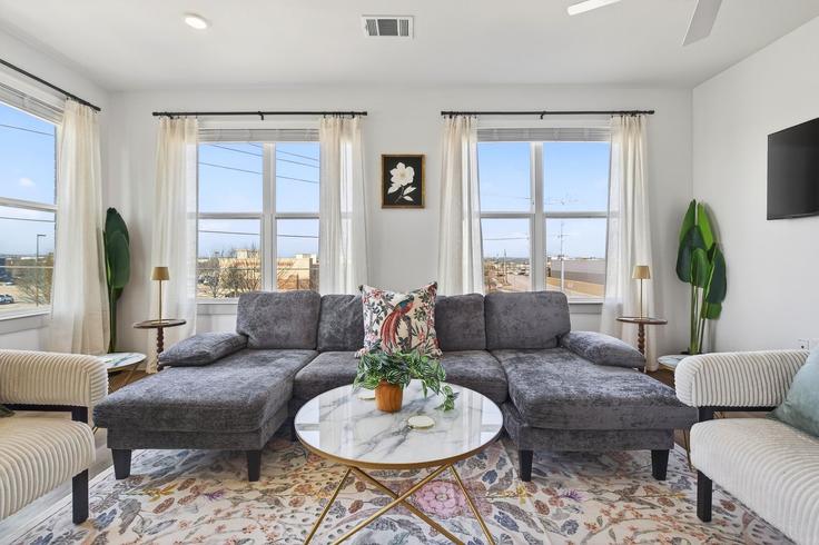 Building Leah Avenue - oh-management-usa-llc - 1499100 adresindeki bir dairede modern mobilyalarla zarif bir şekilde tasarlanmış oturma odası San Marcos, San Marcos Building Leah Avenue - oh-management-usa-llc - 1499100 adresindeki bir dairede modern mobilyalarla zarif bir şekilde tasarlanmış oturma odası San Marcos, San Marcos