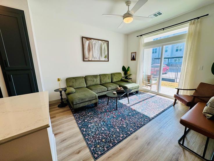 Building Leah Avenue - oh-management-usa-llc - 1499098 adresindeki bir dairede modern mobilyalarla zarif bir şekilde tasarlanmış oturma odası San Marcos, San Marcos Building Leah Avenue - oh-management-usa-llc - 1499098 adresindeki bir dairede modern mobilyalarla zarif bir şekilde tasarlanmış oturma odası San Marcos, San Marcos