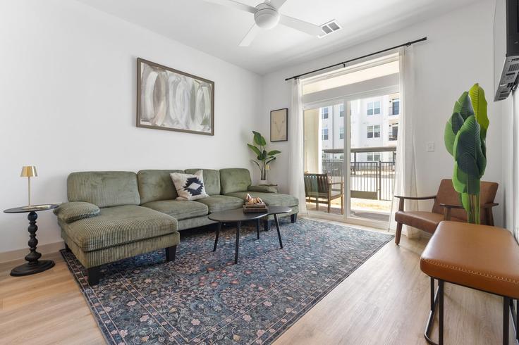 Building Leah Avenue - oh-management-usa-llc - 1499096 adresindeki bir dairede modern mobilyalarla zarif bir şekilde tasarlanmış oturma odası San Marcos, San Marcos Building Leah Avenue - oh-management-usa-llc - 1499096 adresindeki bir dairede modern mobilyalarla zarif bir şekilde tasarlanmış oturma odası San Marcos, San Marcos