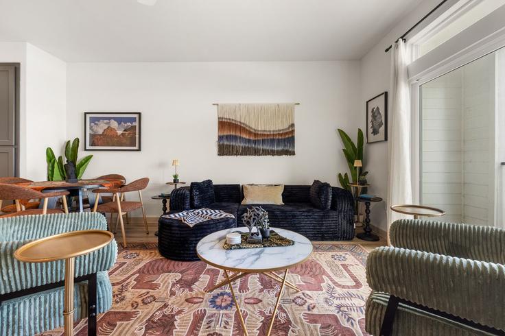 San Marcos San MarcosのBuilding Leah Avenue - oh-management-usa-llc - 1638678のアパートメントにある、モダンな家具を備えたエレガントなデザインのリビングルーム San Marcos San MarcosのBuilding Leah Avenue - oh-management-usa-llc - 1638678のアパートメントにある、モダンな家具を備えたエレガントなデザインのリビングルーム