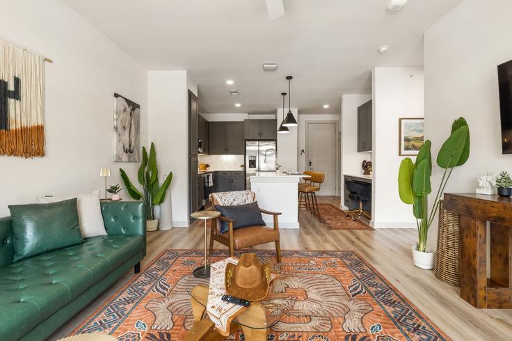 San Marcos San MarcosのBuilding Leah Avenue - oh-management-usa-llc - 1638673のアパートメントにある、モダンな家具を備えたエレガントなデザインのリビングルーム San Marcos San MarcosのBuilding Leah Avenue - oh-management-usa-llc - 1638673のアパートメントにある、モダンな家具を備えたエレガントなデザインのリビングルーム