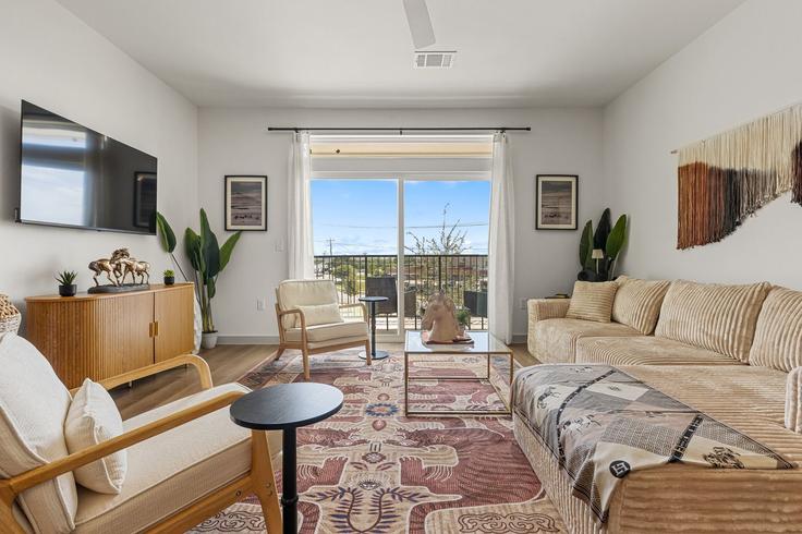San Marcos San MarcosのBuilding Leah Avenue - oh-management-usa-llc - 1638679のアパートメントにある、モダンな家具を備えたエレガントなデザインのリビングルーム San Marcos San MarcosのBuilding Leah Avenue - oh-management-usa-llc - 1638679のアパートメントにある、モダンな家具を備えたエレガントなデザインのリビングルーム